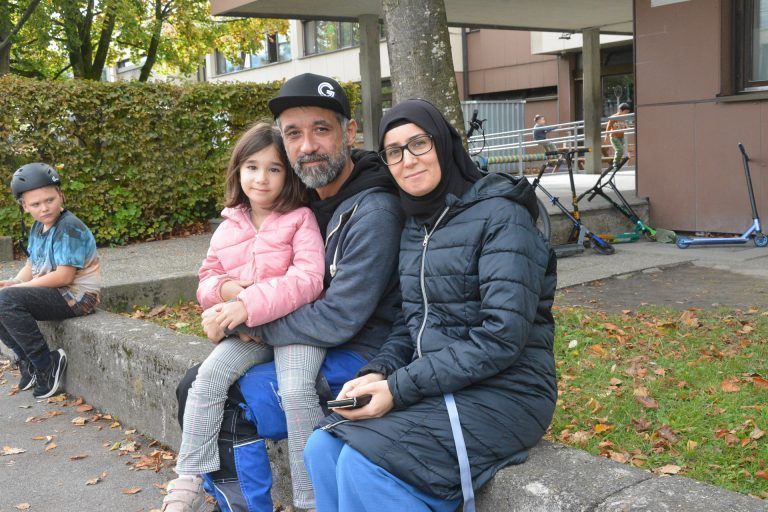 Am Straßenrand beobachteten einige Eltern ihre Schützlinge und drückten die Daumen, so wie hier Familie Kücükabostan. 