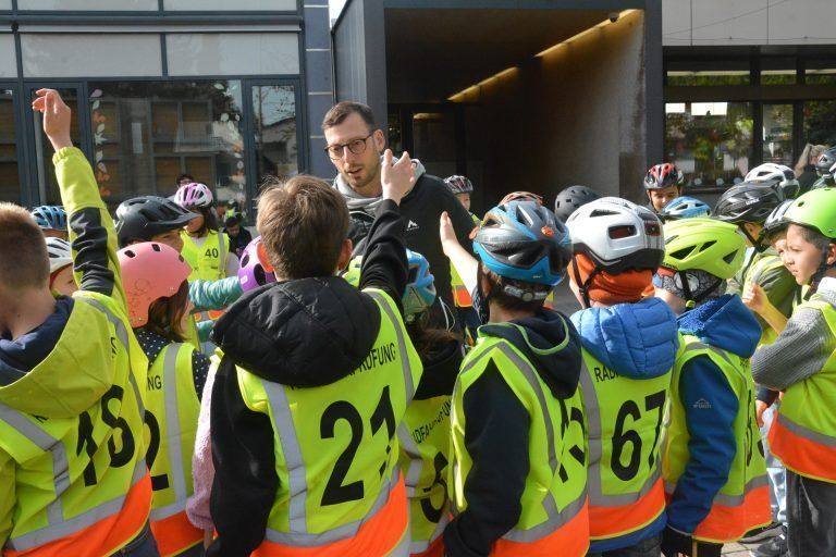 Lehrer Lukas Scheffknecht wünschte allen seinen Schülerinnen und Schülern viel Glück vor dem Start. 