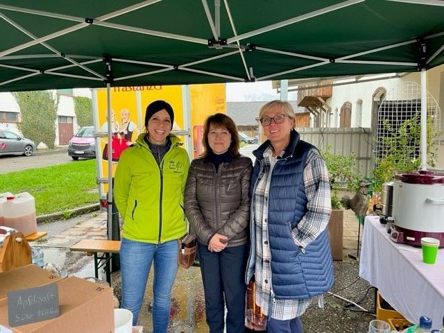 Frischer Apfelsaft und vieles mehr stillte den Durst auf dem Herbstfest am Sennhof.