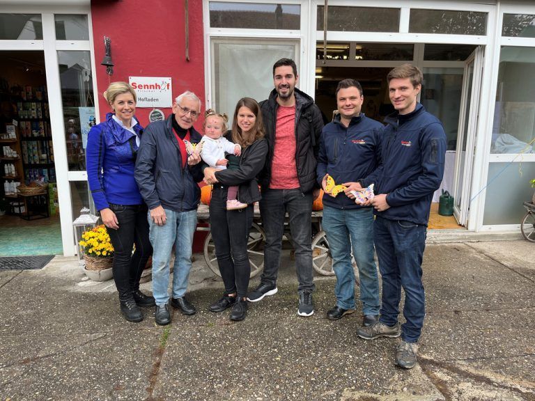 Sabine Kasper (links) mit Mathias und Johannes Allgäuer sowie Quadro Ernst und Gästen.