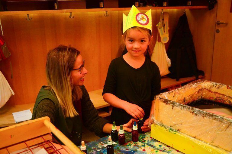 Pädagogin Verena Feurstein unterstützt die Kinder. 