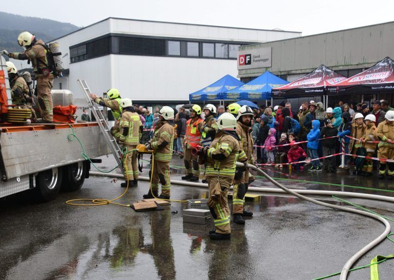 Die Altacher Feuerwehr bewies bei der Herbstabschlussübung ihr ganzes Können.