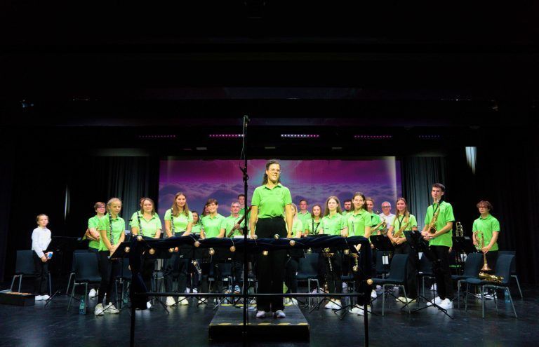 Mit einem festen Griff am Taktstock führt die Dirigentin die jungen Musiker durch eine musikalische Galaxie voller bekannter und neuer Melodien.