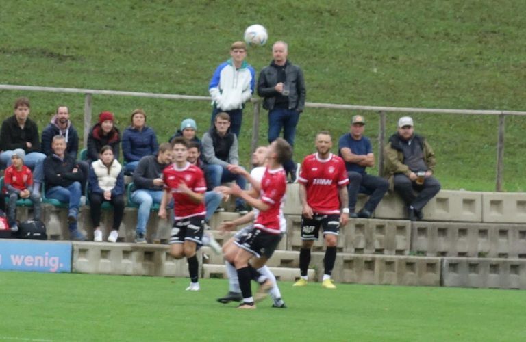 In einem Kopf-an-Kopf-Duell kämpfen Spieler von Rotenberg und Lochau um den Ballbesitz.