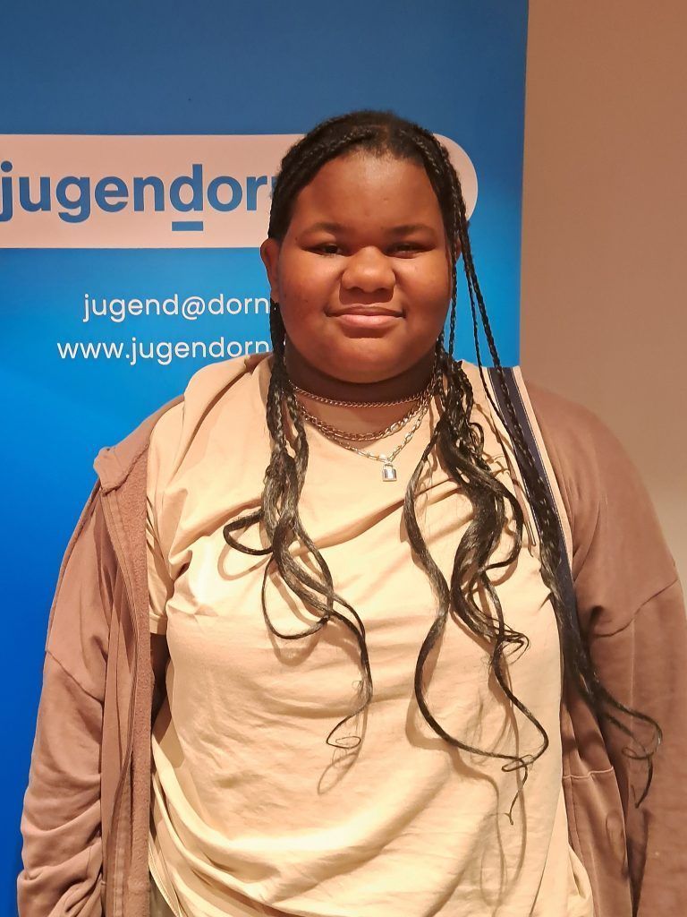 Aliha Sandoval, BVK Dornbirn: "Hier lernt man viele neue Leute kennen. Das finde ich echt toll. Die Workshops sind ebenfalls spannend. Sehr interessant war der ,Wer entscheidet'-Workshop, weil da neue Informationen mitgeteilt wurden. Super, dass so was gemacht wird. Hoffentlich nächstes Jahr wieder." 