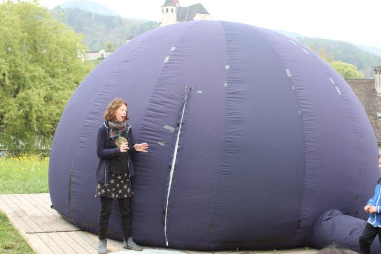 Schon vor dem Betreten des Pop-up Planetariums ist die Neugier der Kinder groß.