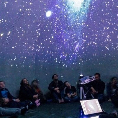 Im Pop-up-Planetarium lässt sich tief ins Weltall eintauchen.