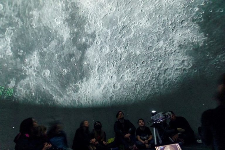 Im mobilen Planetarium tauchen Kinder und Jugendliche in ferne Planeten und Galaxien ein.<br>