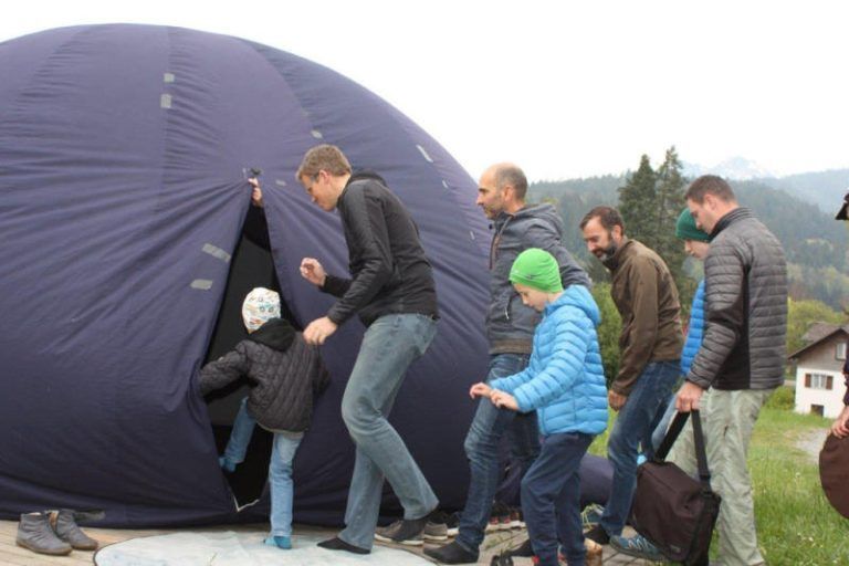 In Windeseile wird das Pop-up-Planetarium von den Kindern gestürmt.