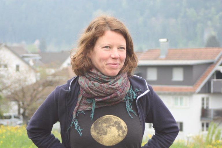 Ruth Grützbach führt die Kinder in die Geheimnisse des Weltalls ein.