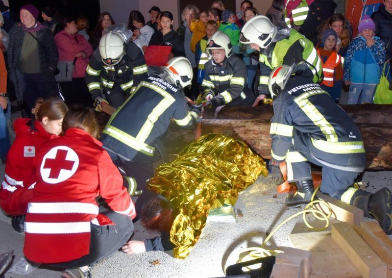 Die Feuerwehr Röthis hatte bei dem technisch schweren Rettungseinsatz alle Hände voll zu tun.