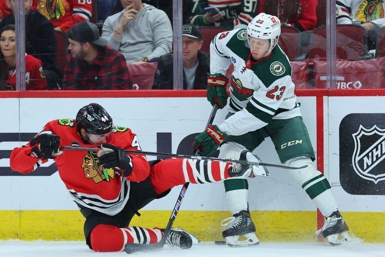 Marco Rossi hatte mit seinem Blackhawks-Gegenspieler Wyatt Kaiser seine Freude.Apa
