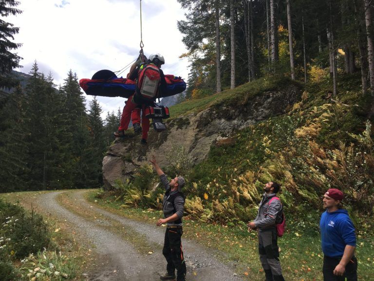 Das Unfallopfer wurde mit dem Hubschrauber per Tau geborgen.