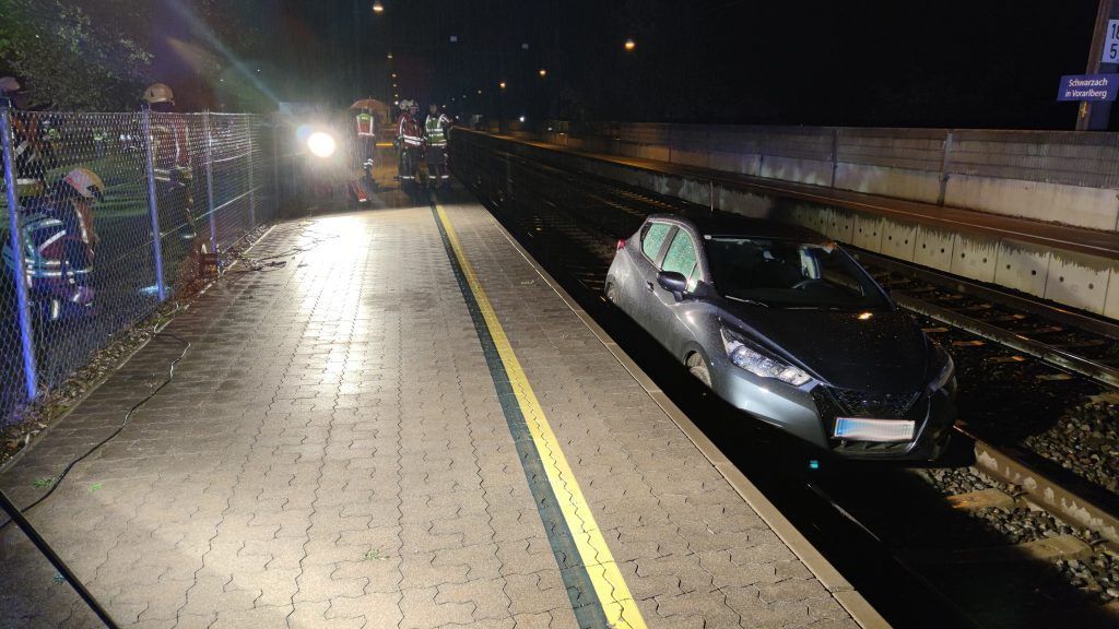 Autofahrerin (70) war auf dem Bahngleis unterwegs. »A10