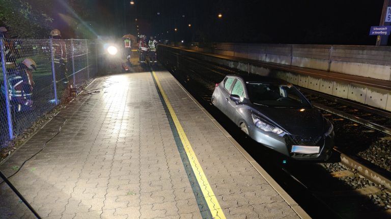 Autofahrerin (70) war auf dem Bahngleis unterwegs. »A10