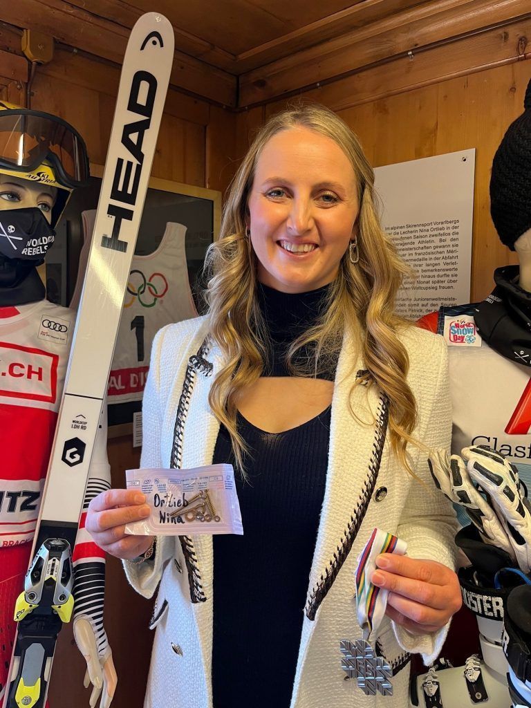 Nina Ortlieb mit ihrer Silbermedaille und „Erinnerungen“ an schwere Verletzungen, die sie auf ihrem Weg zur Vizeweltmeisterin „begleiteten“.
