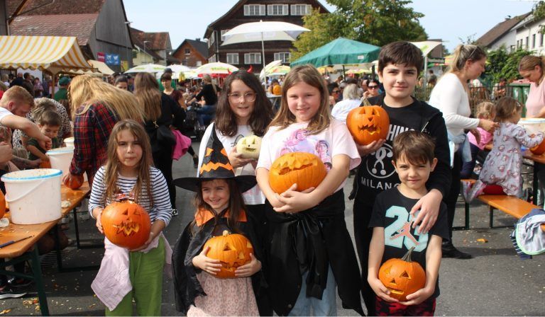 Halloween lässt grüßen – ob es die kunstvollen Kürbis-Schnitzereien bis Ende Oktober schaffen, ist allerdings fraglich.