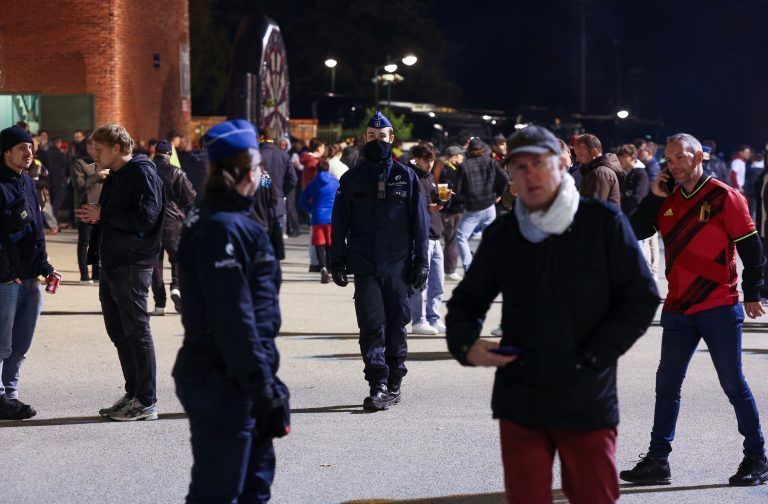 Das Qualifikationsspiel zur Fußball-EM zwischen Belgien und Schweden wurde nach dem Vorfall abgebrochen.Reuters