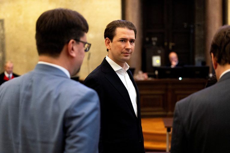 Wieder gibt es kein Bild von Kurz an der Anklagebank sitzend, er wartete wieder, bis die Kameraleute und Fotografen den Saal verlassen mussten. <span class="copyright">Reuters/Lisa Leutner</span>
