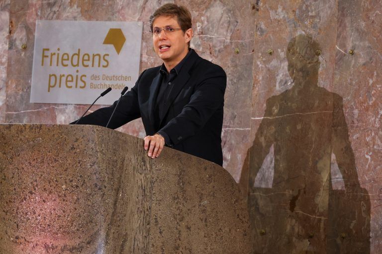 Kehlmann: Rushdie sei „ein weiser, neugieriger, heiterer und gütiger Mensch". <span class="copyright">REUTERS/Kai Pfaffenbach/Pool</span>
