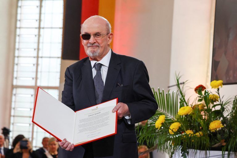 Für Daniel Kehlmann ist Rushdie „der vielleicht wichtigste Verteidiger der Freiheit von Kunst und Rede in unserer Zeit".