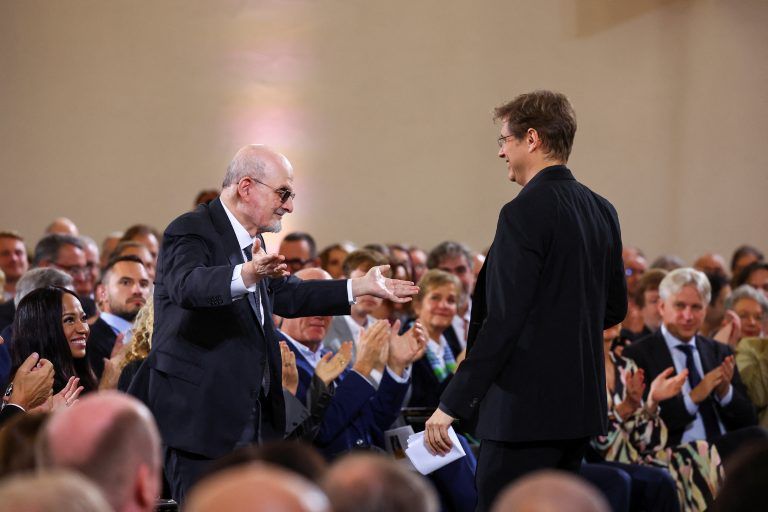 Rushdie bedankt sich bei Daniel Kehlmann für dessen Laudatio. <span class="copyright">REUTERS/Kai Pfaffenbach/Pool</span>