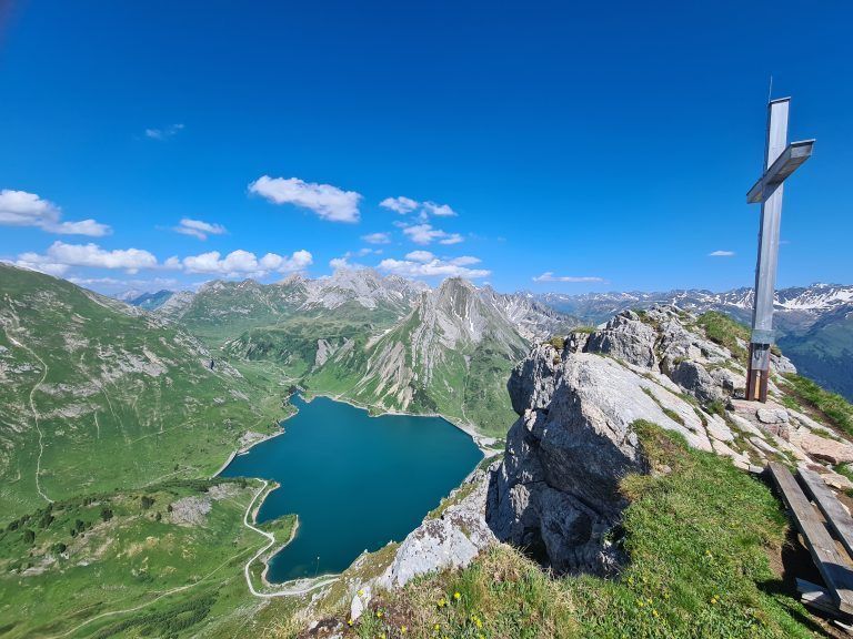 Eingebettet im Lechquellengebirge liegt der Spullersee.