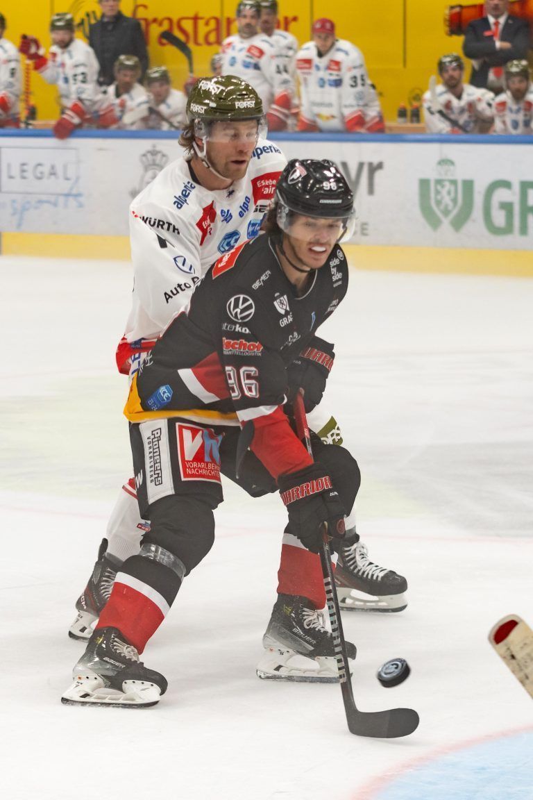 Steven Owre hat den Puck stets im Blick. Gepa, Stiplovsek (2), Steurer