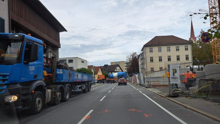 Ein Leserfoto an die VN, wie die Baustelle den Verkehr vor der Schule beeinträchtigt. <span class="copyright">Leserfoto</span>