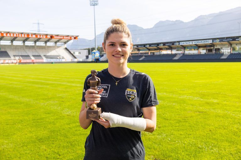 Zurück im Trainingsalltag: Die Trophäe erinnert Eileen Campbell an einen wunderbaren Moment bei der Preisverleihung.SCRA