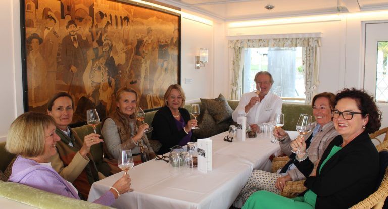 Kleine Weinkunde mit Heino Huber im Damensalon. Das exklusive Ambiente scheint der fröhlichen Damenrunde zu gefallen und die ausgesuchten Weine zu munden.