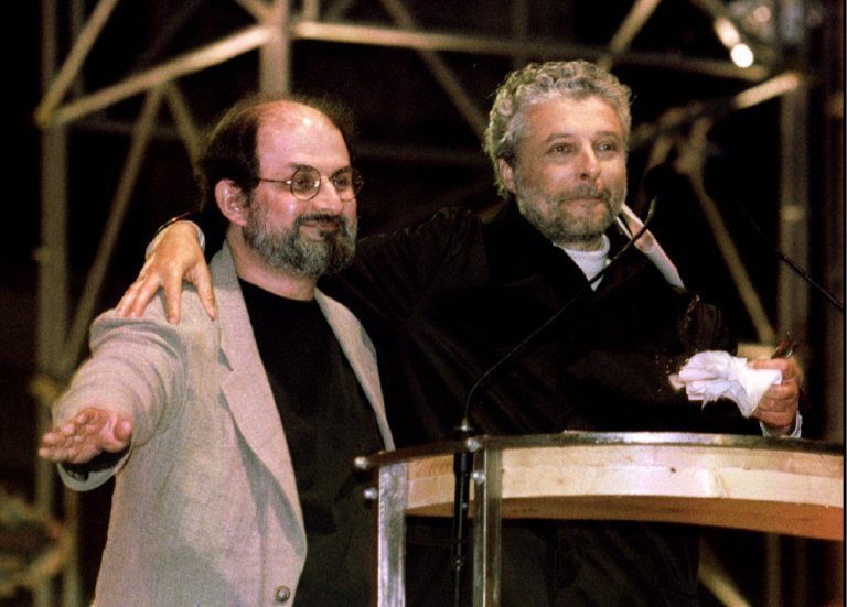 Salman Rushdie, hier mit Andre Heller, kam 1995 als Überraschungsgast zum „Fest des Friedens" nach Wien. <span class="copyright">Leonhard Foeger REUTER</span>