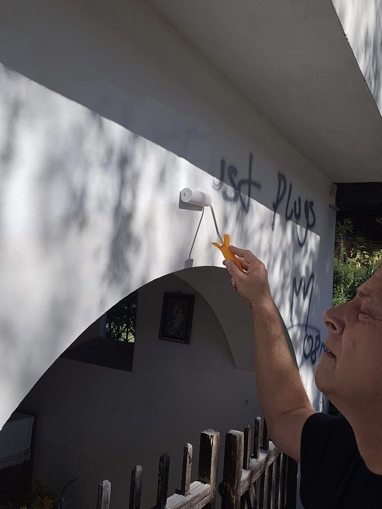 Vandalismus an Tostner Kapelle: Hannes Mottl zeigt Zivilcourage und übermalt Graffiti