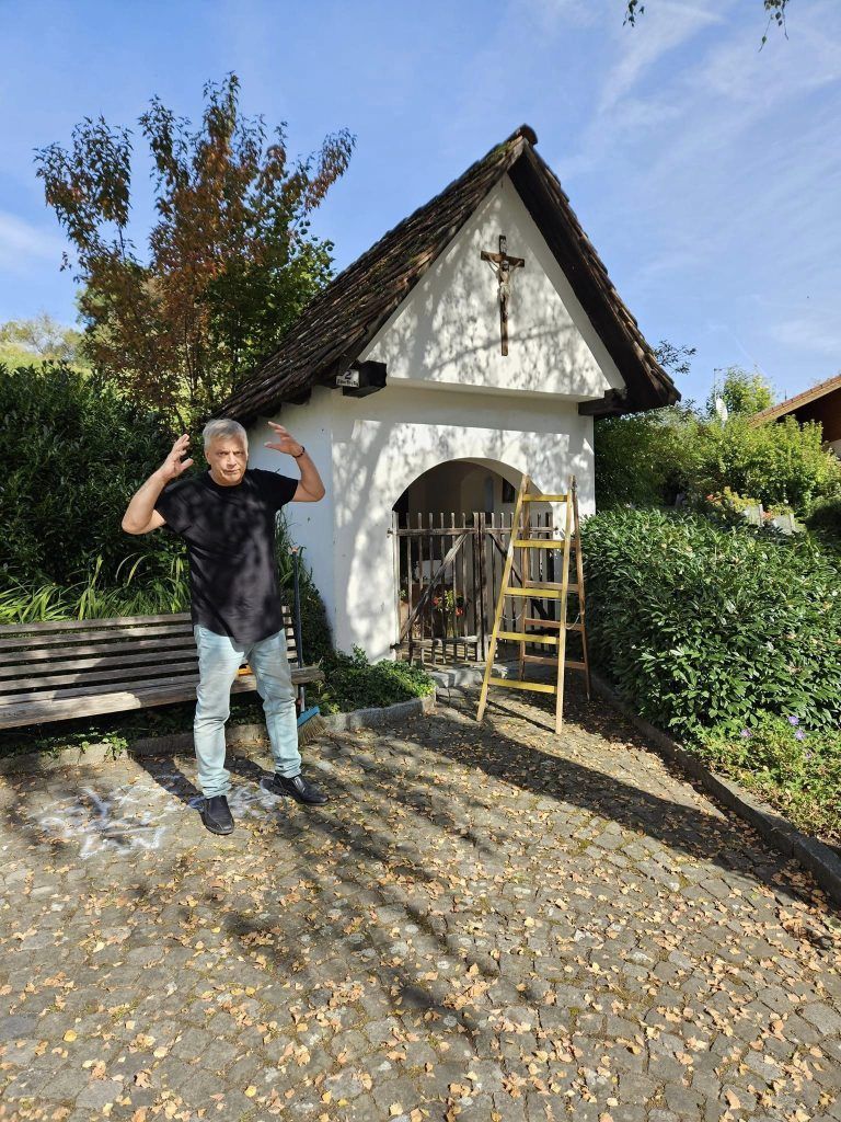 Vandalismus an Tostner Kapelle: Hannes Mottl zeigt Zivilcourage und übermalt Graffiti