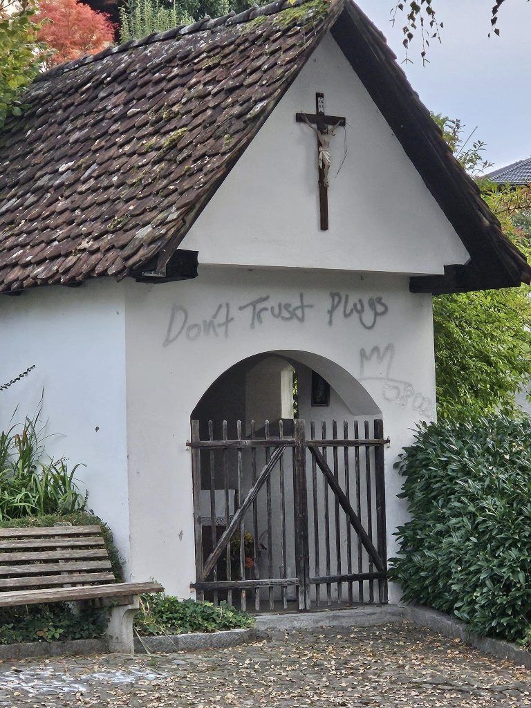 Vandalismus an Tostner Kapelle: Hannes Mottl zeigt Zivilcourage und übermalt Graffiti