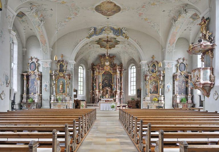 Im Inneren des mächtigen barocken Baus sind zahlreiche Kunstwerke zu bewundern. Besonderer Schatz ist der Hochaltar aus 40 verschiedenen Silberobjekten. mec