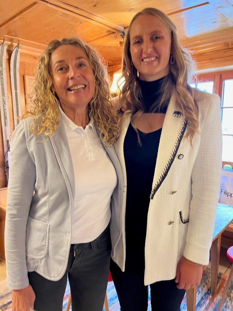 Nina Ortlieb mit VVS-Vizepräsidentin Christl Schwendinger.