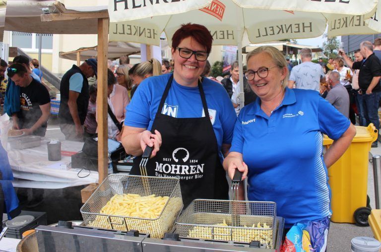 Am Stand der Hohenweiler Kicker hatten Fußballer-Frauen „Küchendienst“.