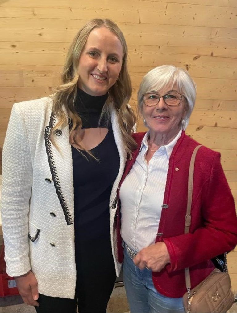 Vizeweltmeisterinnen unter sich: Nina Ortlieb, Abfahrt 2023, Heidi Strasser-Zimmermann, Riesentorlauf 1966.