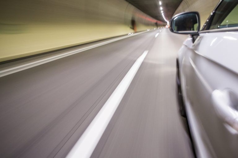 Die Schilder sollen vor allem Touristen dazu bewegen, durch den Pfändertunnel anstatt durch die Ortsgebiete zu fahren. <span class="copyright">VN</span>