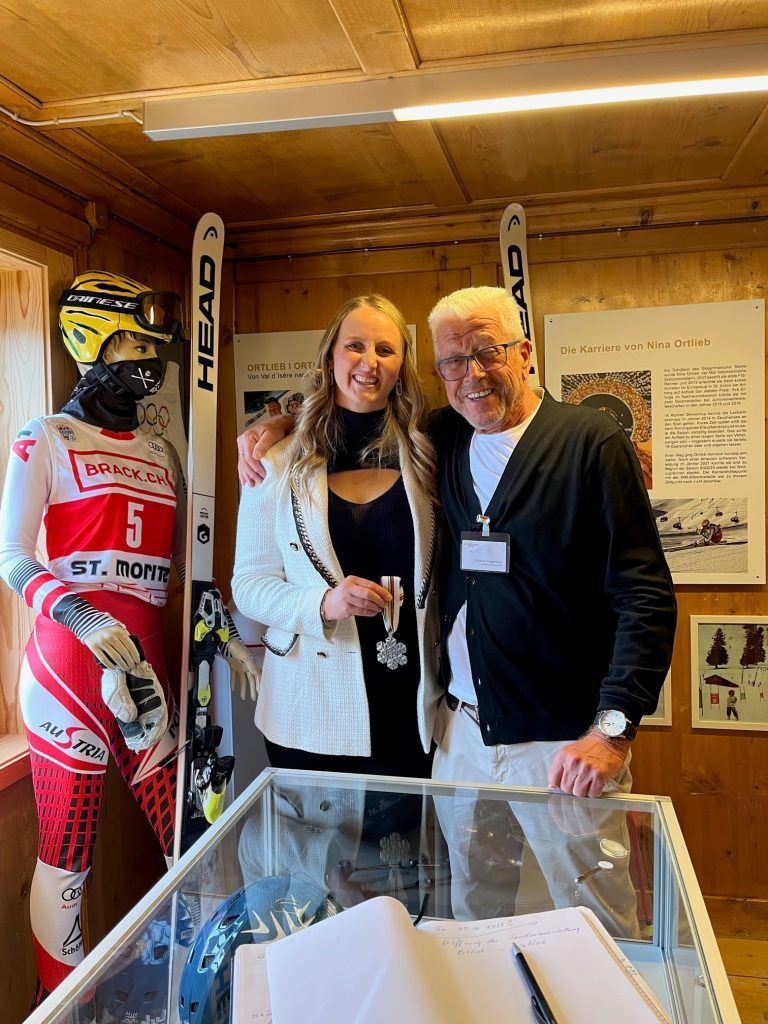 Christian Lingenhöle bedankte sich bei Nina Ortlieb mit einem Ullr-Talisman