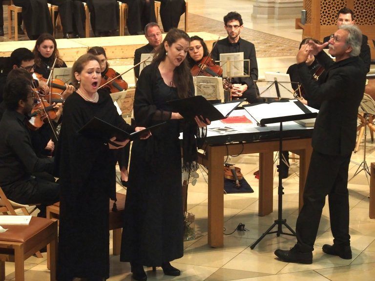 Die beiden Solistinnen Birgit Plankel, Sopran, und Lea Elisabeth Müller, Mezzosopran, zusammen mit dem Dirigenten Wolfgang Schwendinger. <span class="copyright">Fritz Jurmann</span>