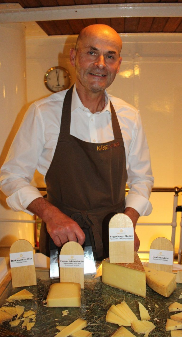 Wein und Käse sind eine Partnerschaft – Käsecaspar Caspar Greber hatte spezielle Käseraritäten zum Weinfestival mitgebracht.
