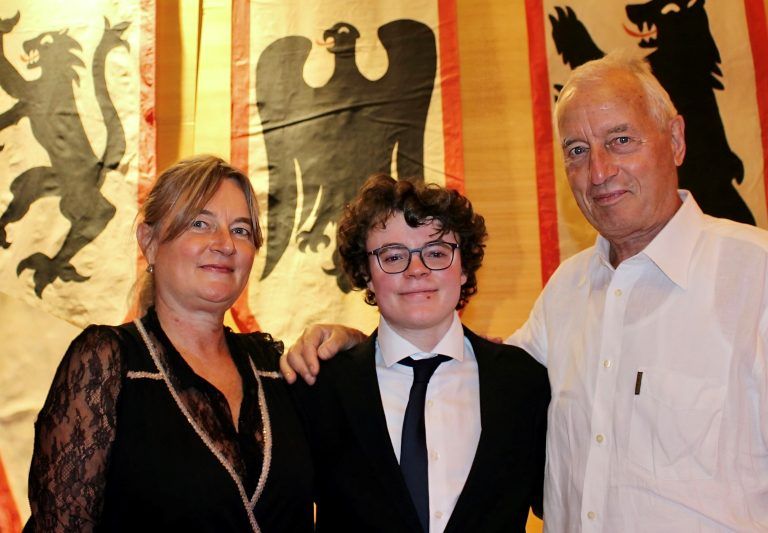 Dass sich Leander Loacker – im Bild mit Mama Ingrid und Opa Guido – für den Wechsel nach Egg entschied, war auch ein Gewinn für das Wälder BORG, ist Dir. Ariel Lang überzeugt.