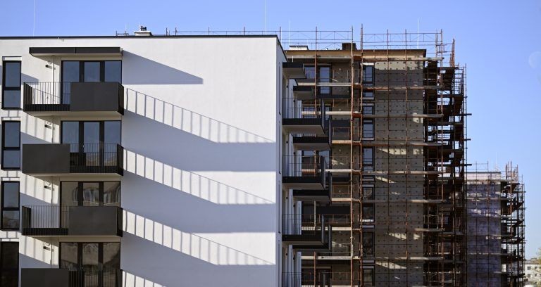 ABD0002_20230413 – WIEN – STERREICH: ++ THEMENBILD ++ Illustration zum Thema Bau/Mieten/Wohnungen/Wohnbau/Mietpreise/Mietpreisdeckel/Mietpreisbremse/Teuerung. Im Bild: Ein fast fertiggestellter Neubau und ein in Bau befindliches mit einem Gerst versehenes Mehrparteienhaus mit zahlreichen neuen Wohnungen, aufgenommen am Mittwoch, 12. April 2023 in Wien. – FOTO: APA/HARALD SCHNEIDER