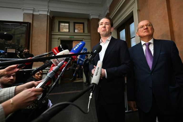 Vor dem Beginn der Hauptverhandlung stellte sich Sebastian Kurz (l.) – unter Begleitung von Werner Suppan (r.) – den Fragen der national und international tätigen Medien. <span class="copyright">APA/Helmut Fohringer</span>