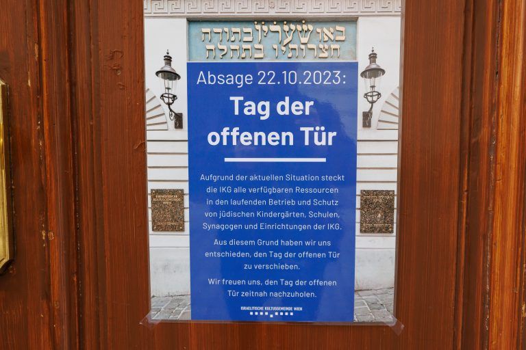  Ein Informationsschreiben im Eingangsbereich des Wiener Stadttempels, aufgenommen am Sonntag, 22. Oktober 2023.<span class="copyright"> APA/FLORIAN WIESER</span>