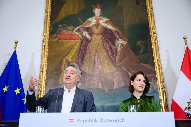 Unter den Augen von Kaiserin Maria Theresia (M.) verkündeten Vizekanzler Werner Kogler (l.) und Verfassungsministerin Karoline Edtstadler (r.) das Ende des Amtsgeheimnisses aus der Monarchie. <span class="copyright">APA/Max Slovencik</span>