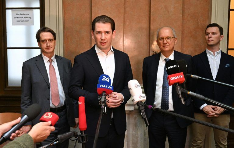 Das Medieninteresse war am zweiten Verhandlungstag geringer als am ersten, vor allem die ausländische Presse fehlte wieder. Flankiert wurde Sebastian Kurz (M.) von seinen Anwälten Otto Dietrich (l.) und Werner Suppan sowie von Kommunikationsberater Viktor Niedermayr (r.). <span class="copyright">APA/Helmut Fohringer</span>