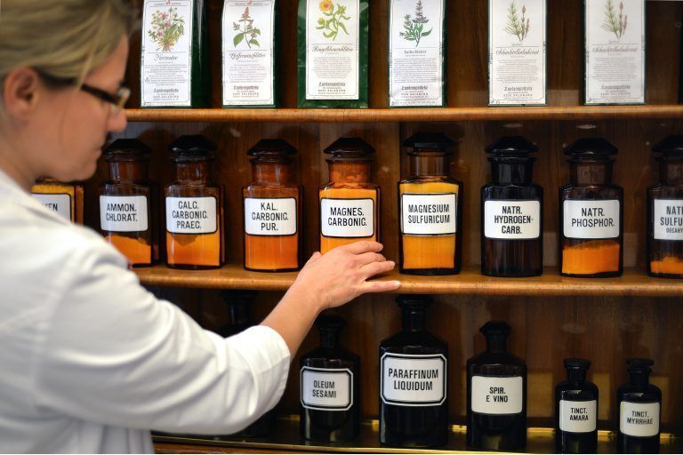 Apotheker sollen zukünftig mehr dürfen als bisher, zum Beispiel Blutzucker oder Blutdruck messen. <span class="copyright">APA/Gindl</span>